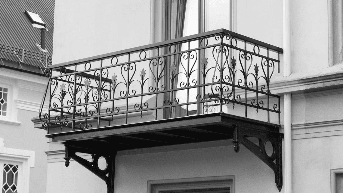 Ny stålbalkong utført som kopi av balkong på nabobygg.
