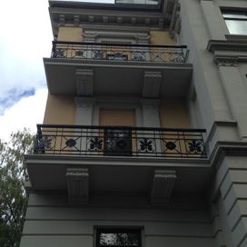 Utskifting av balkonger med dekorkonsoller.